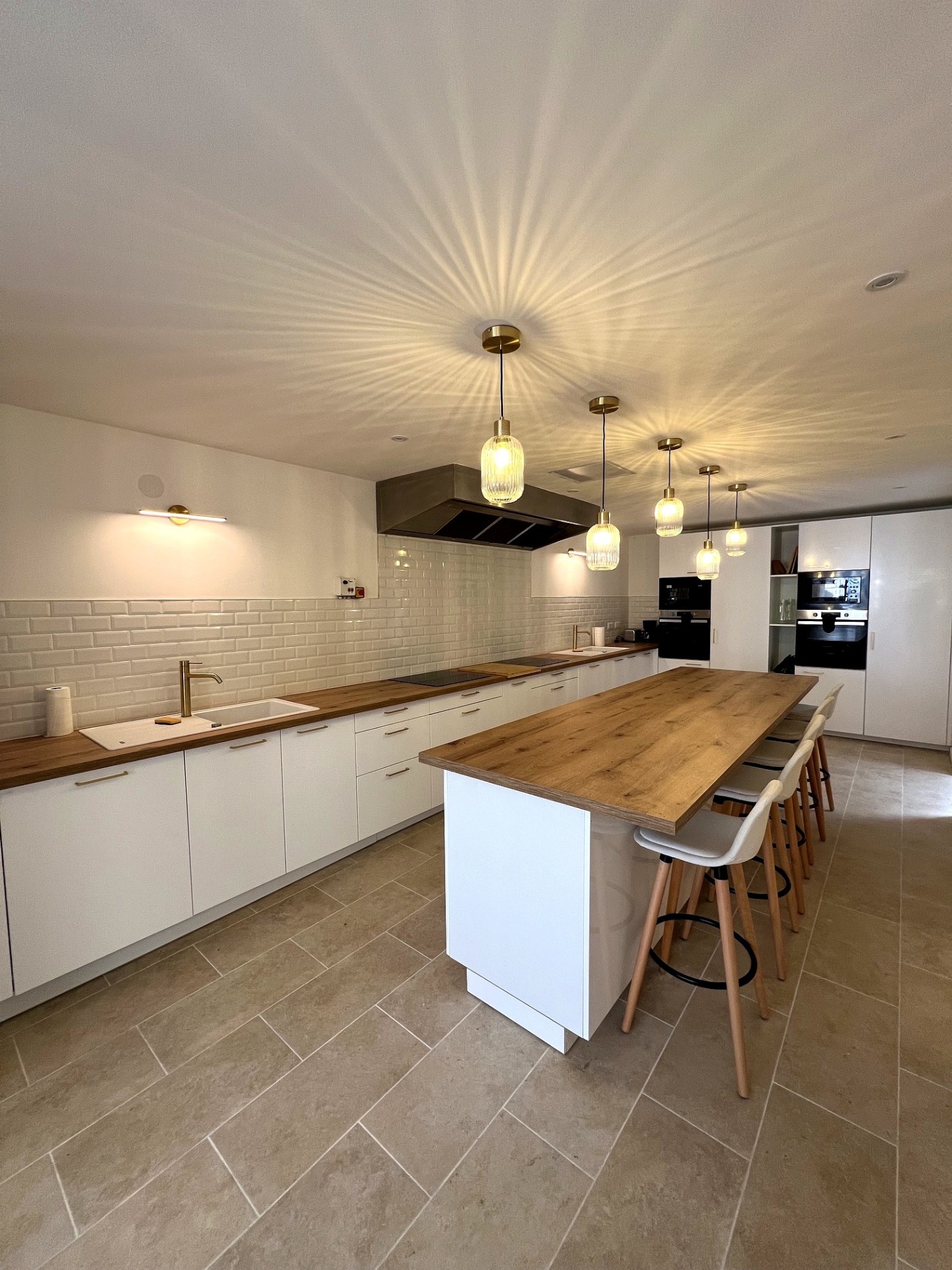 Cuisine blanche îlot bois suspensions laiton Bordeaux