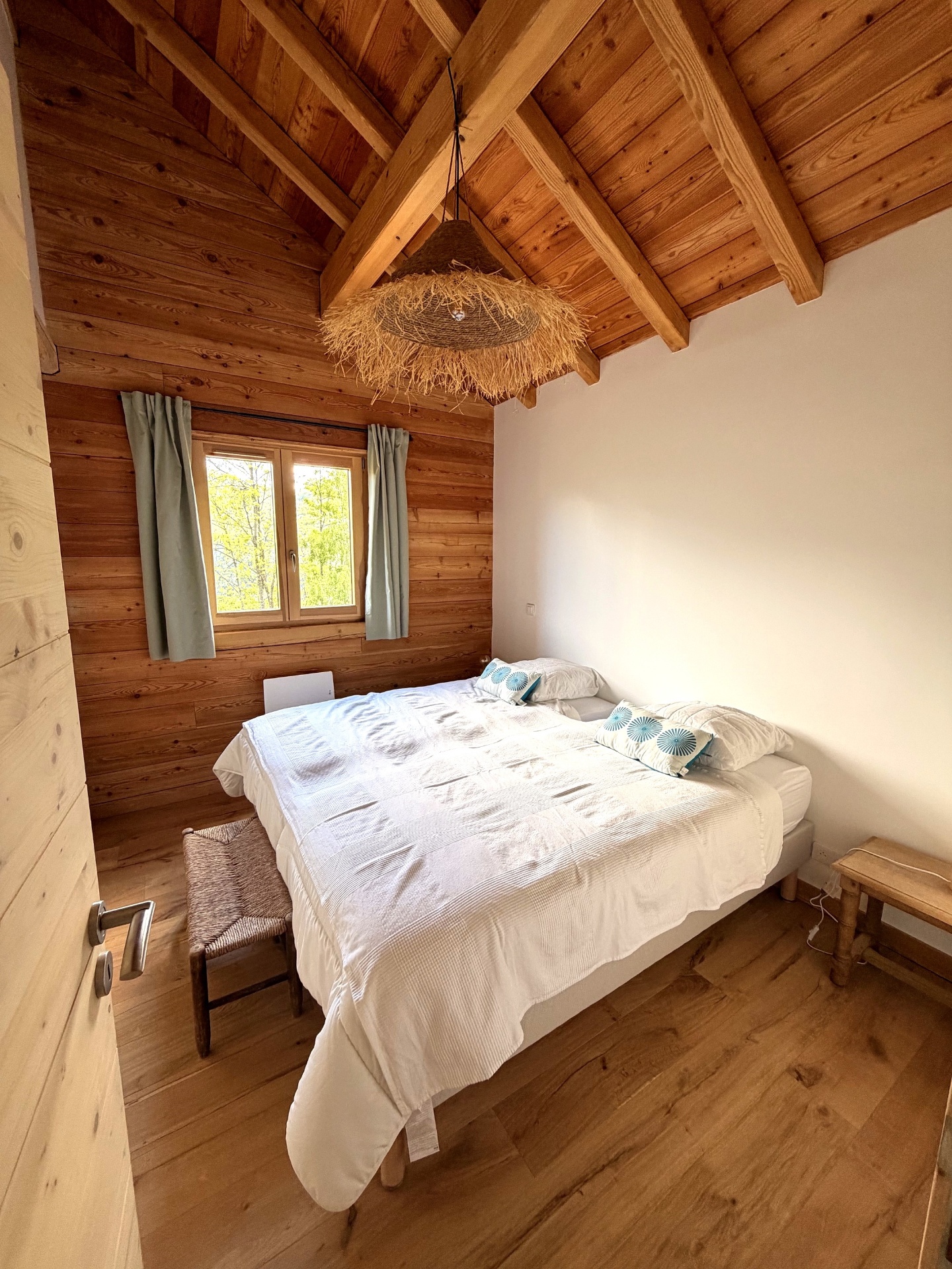 Chambre chalet bois avec suspension paille