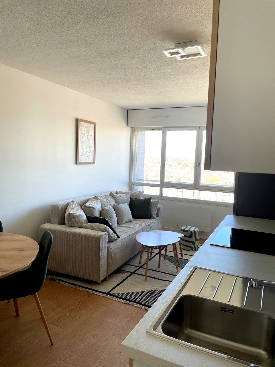 Salon avec canapé et vue sur la ville