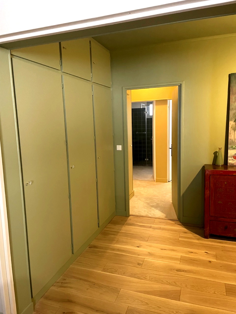 Couloir avec placards vert sauge et parquet chêne
