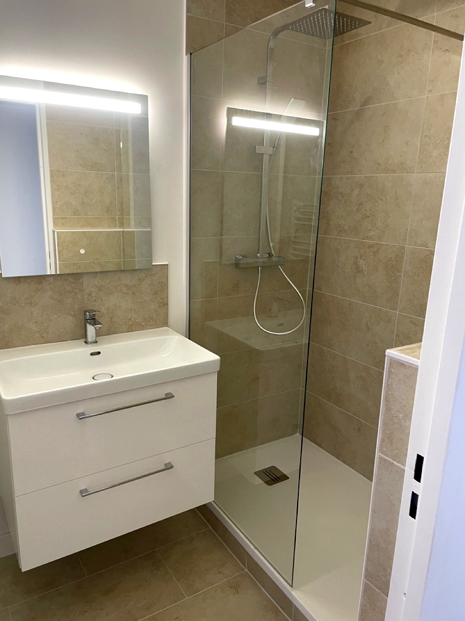 Salle de bain douche italienne carrelage beige
