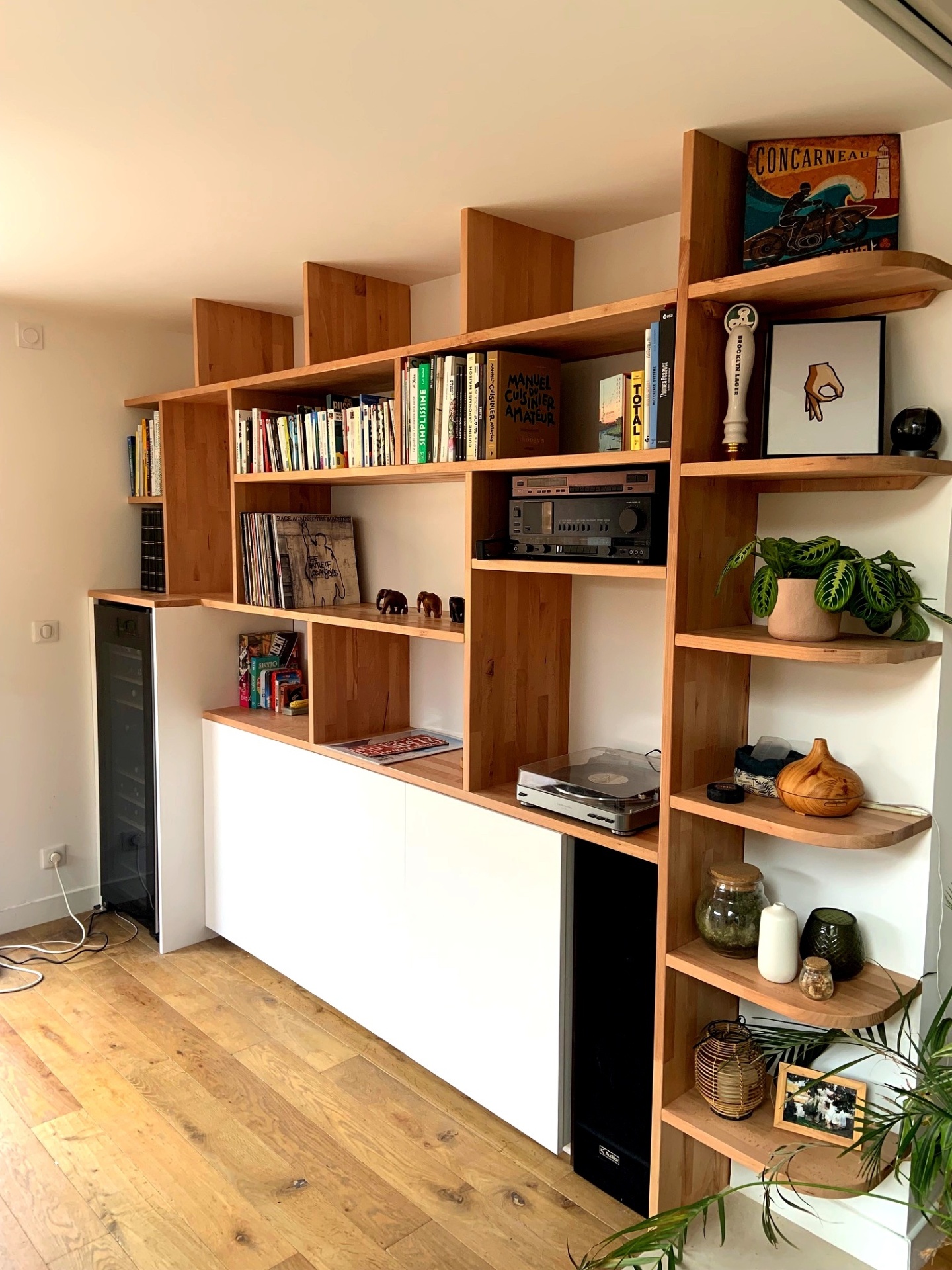 Bibliothèque sur-mesure en bois avec platine vinyle et cave à vin